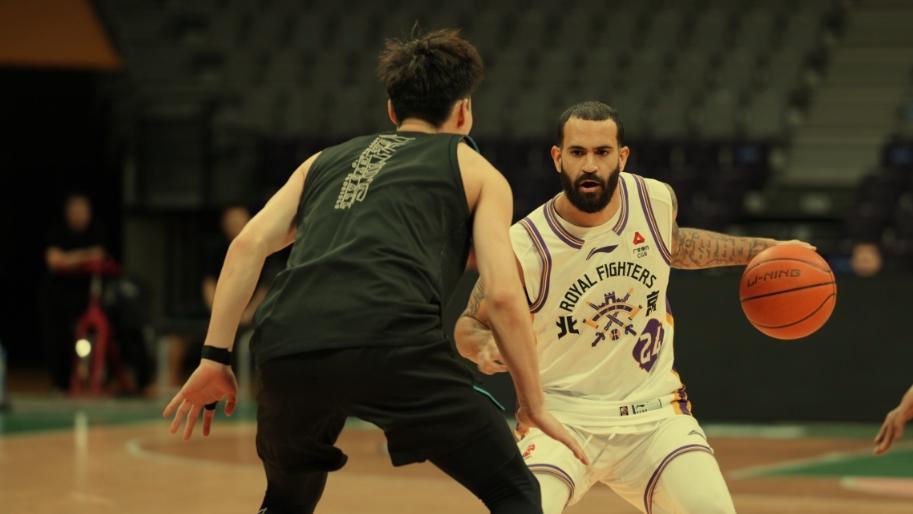 直播吧-赵继伟作壁上观！哈维首秀15分,布罗金顿现场学习,辽篮101:94北控