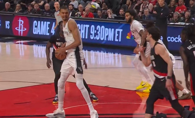 NBA-破防了！阿夫迪亚进攻遭文班血帽 防守文班被吹犯规&amp;6犯离场
